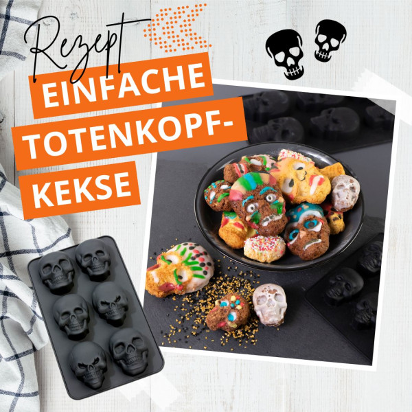 Ein Teller mit bunten, totenkopfförmigen Keksen steht neben einer schwarzen, totenkopfförmigen Backform. Das Bild enthält einen deutschen Text, der für ein einfaches Rezept für Totenkopfkekse wirbt, mit Dekorationen, die an Halloween erinnern.